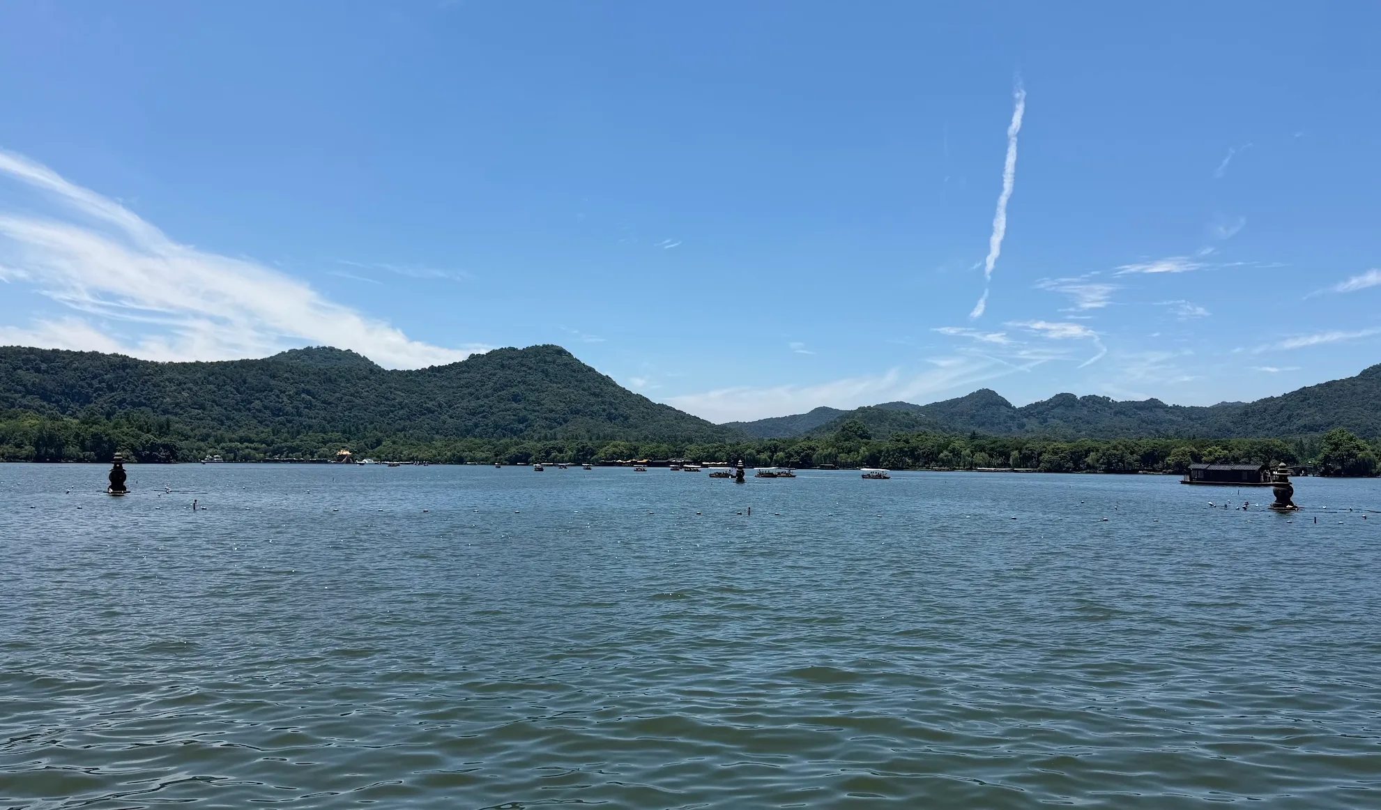 水中的三个石柱
