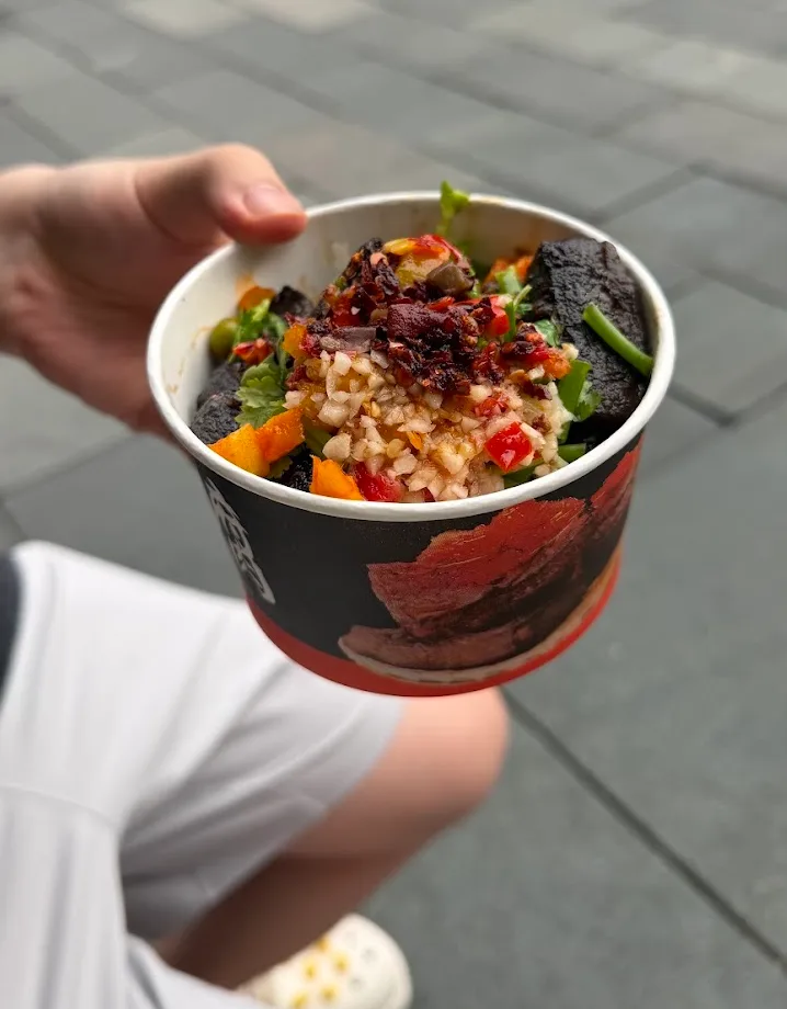 买了臭豆腐给 C 尝尝，吃起来一点都不臭，而且没有零食臭豆腐好吃……